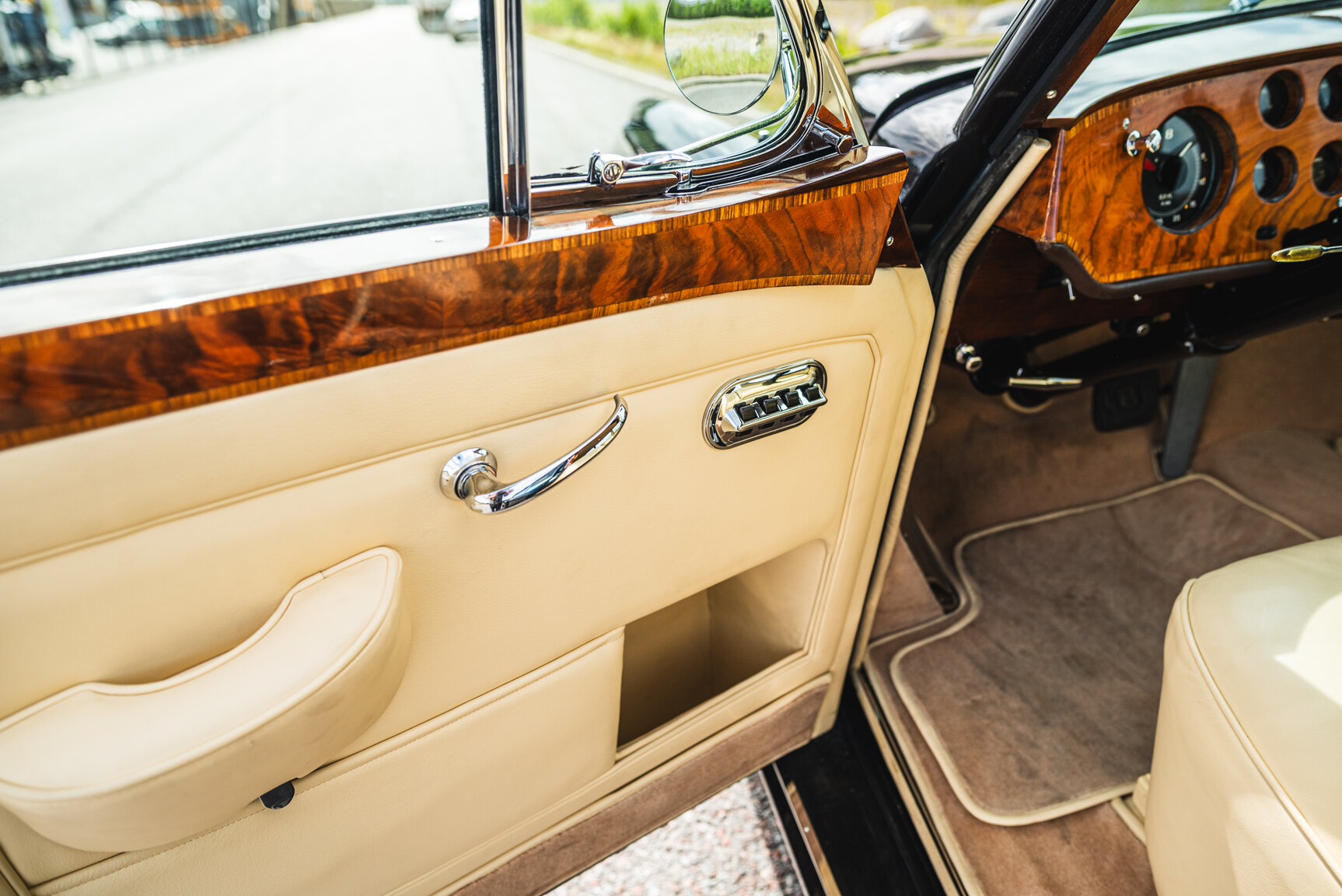 Interior image of 1960 Bentley S2 Continental 