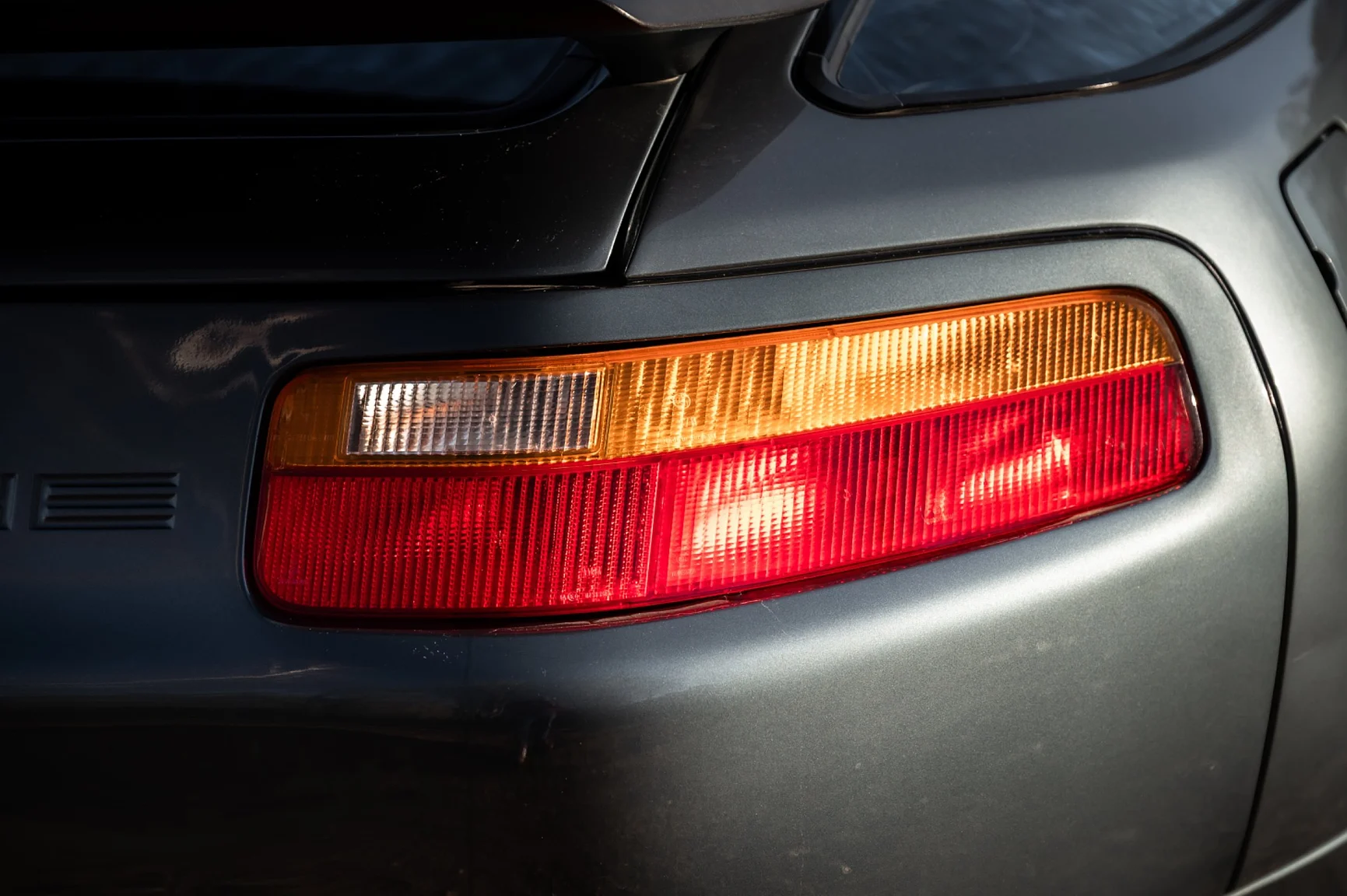 Exteriörbild på 1988 Porsche 928 S4 (29)