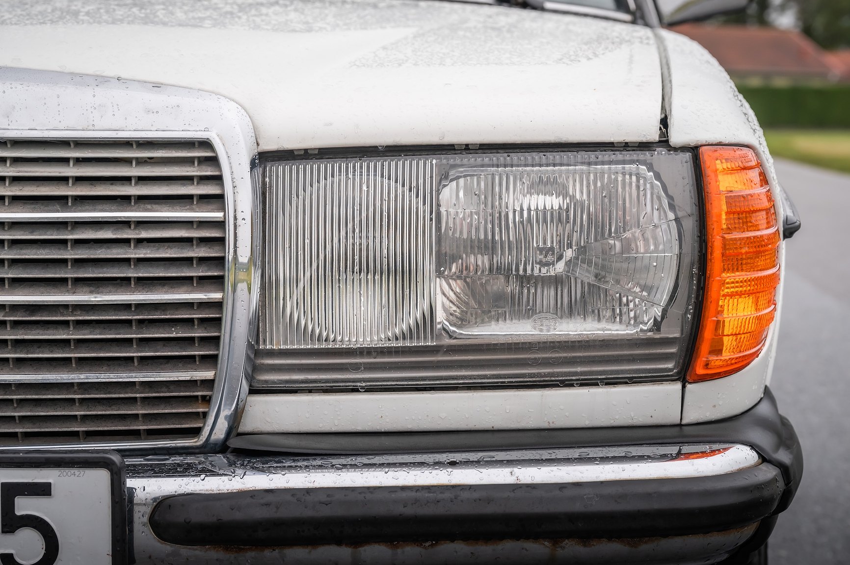 Exterior image of 1985 Mercedes-Benz 200 Automatic