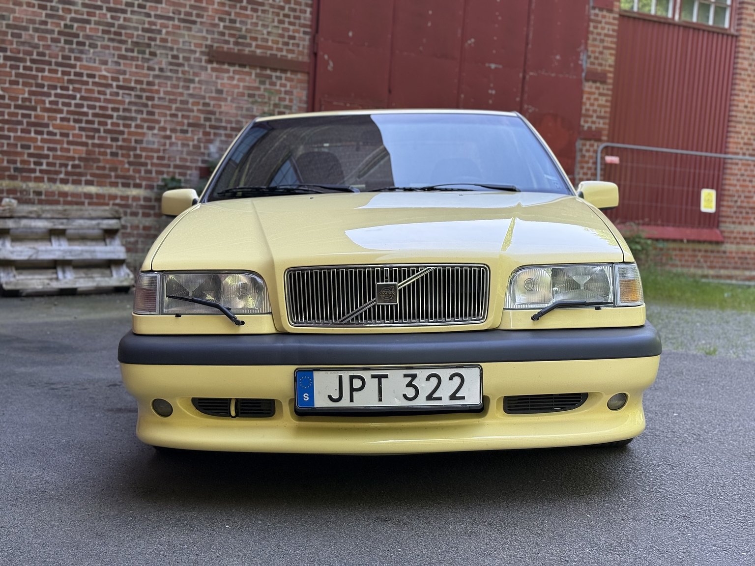 Exterior image of 1995 Volvo 850 T-5R