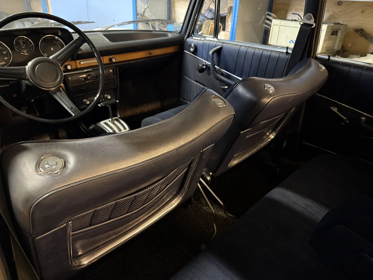 Innenraumfoto von 1970 BMW New Class 4-dörrars Sedan (38)