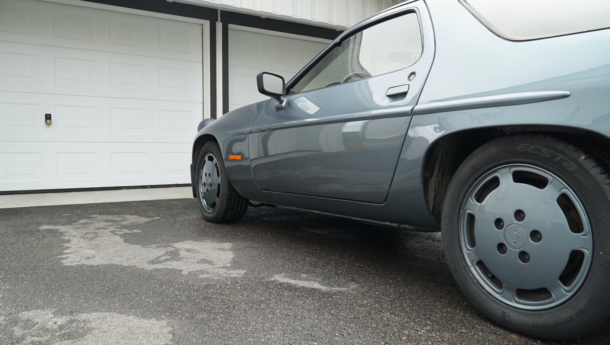 Exterior image of 1983 Porsche 928S (49)