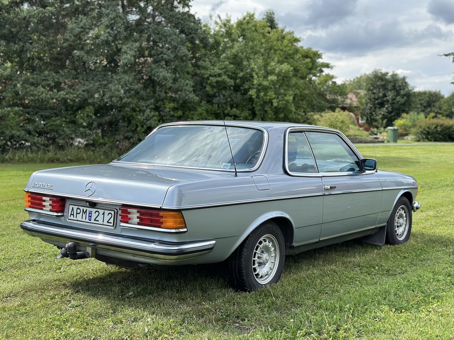 Exteriörbild på 1984 Mercedes-Benz 230 CE