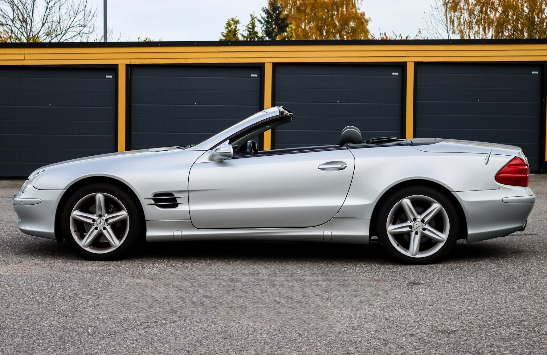Exterior image of 2006 Mercedes-Benz SL 500