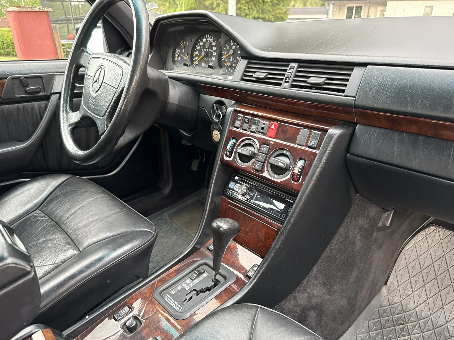 Interior image of 1994 Mercedes-Benz E 320 T (75)