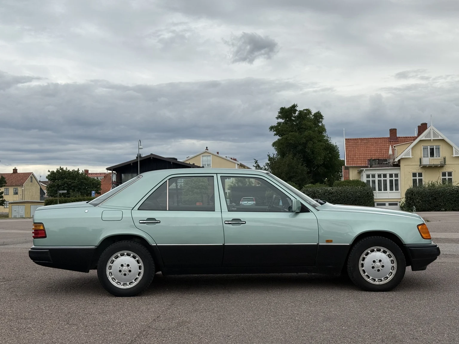 Aussenfoto 1991 Mercedes-Benz 300 E 4MATIC (8)