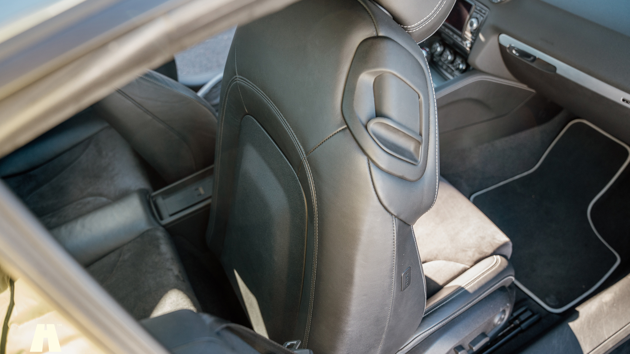 Interior image of 2009 Audi TTS (13)