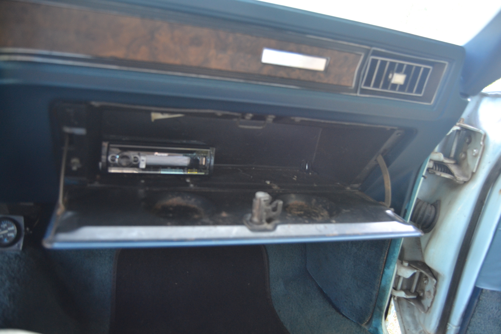 Interior image of 1970 Oldsmobile Ninety eight Convertible (37)