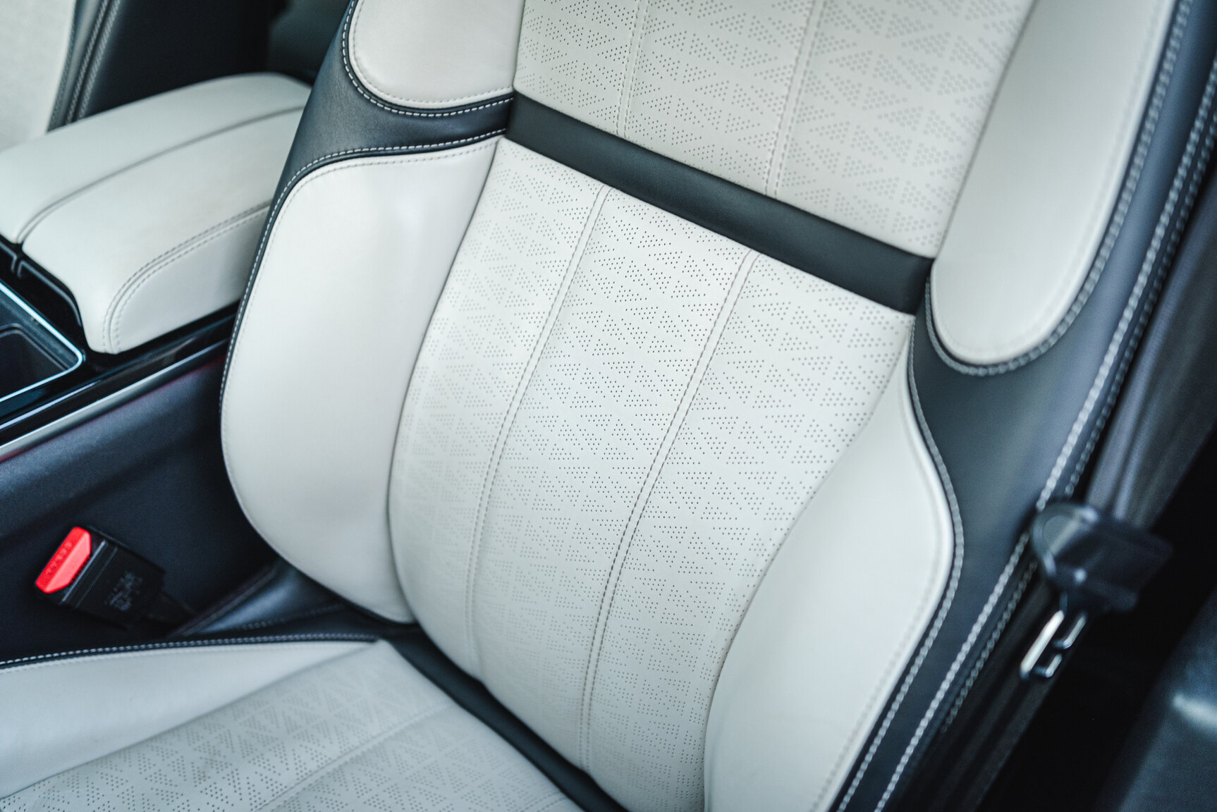 Interior image of 2018 Range Rover Velar D300 AWD HSE