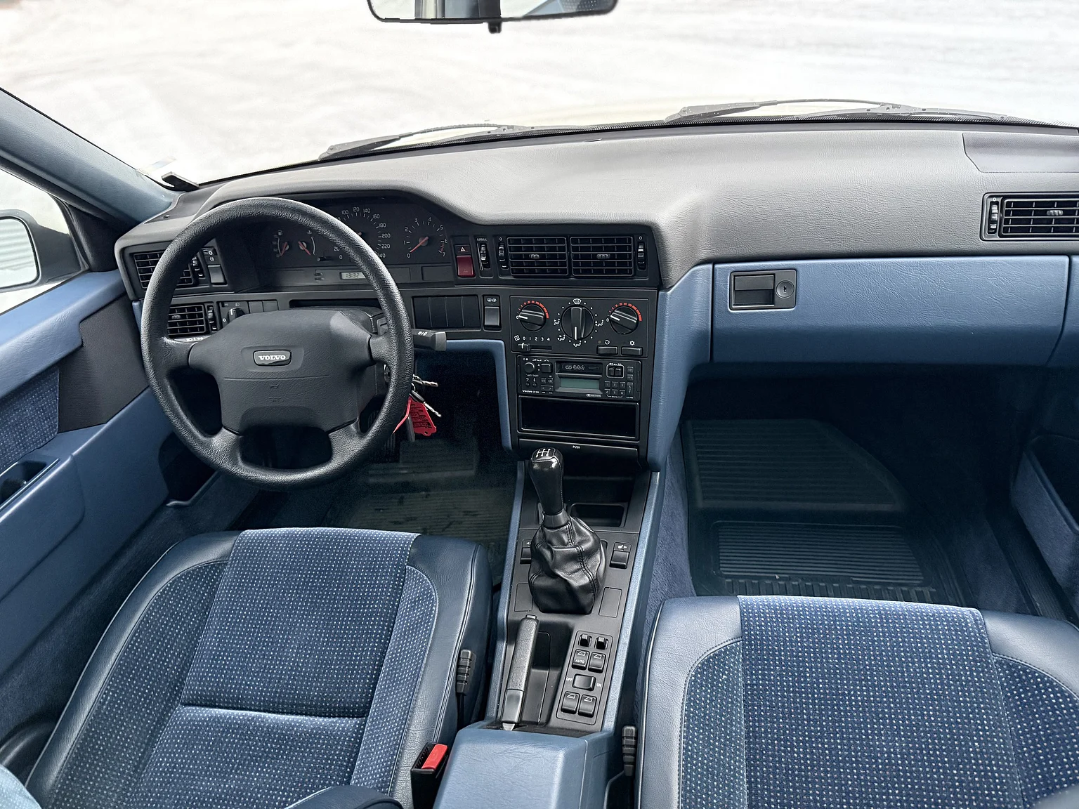Interior image of 1994 Volvo 850 2.5 SE (29)
