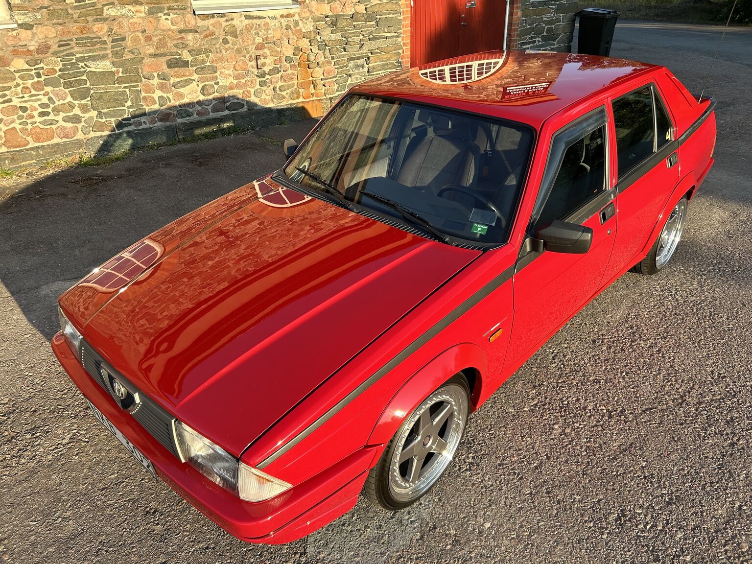 Exteriörbild på 1988 Alfa Romeo 75 (44)