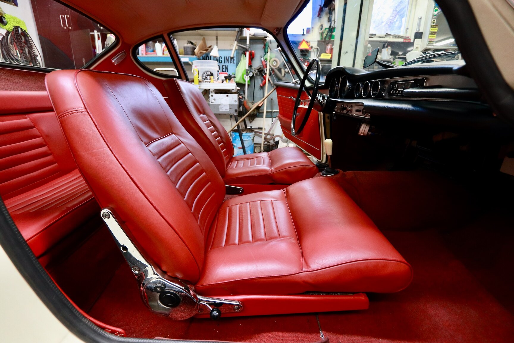 Interior image of 1964 Volvo P 1800S (10)