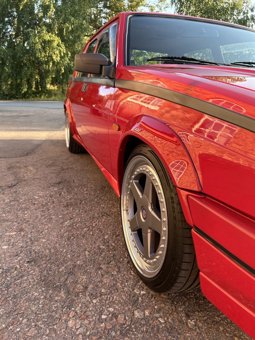 Exteriörbild på 1988 Alfa Romeo 75 (54)