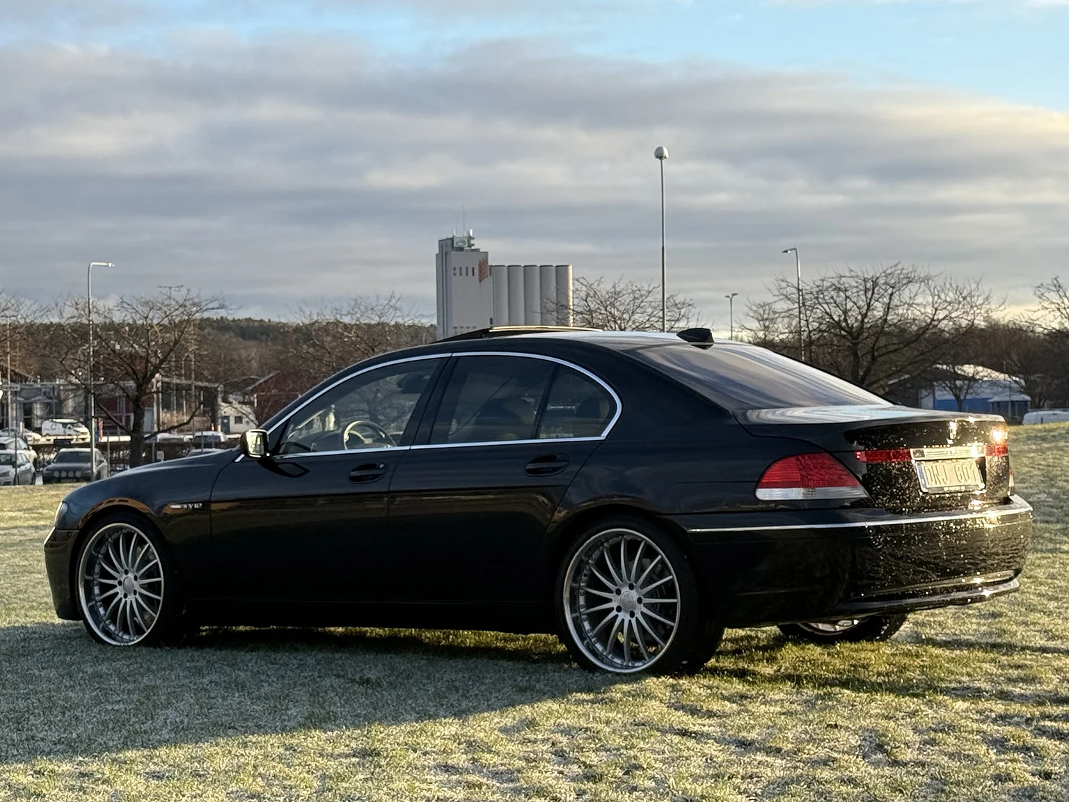 Exterior image of 2003 BMW 760i (12)
