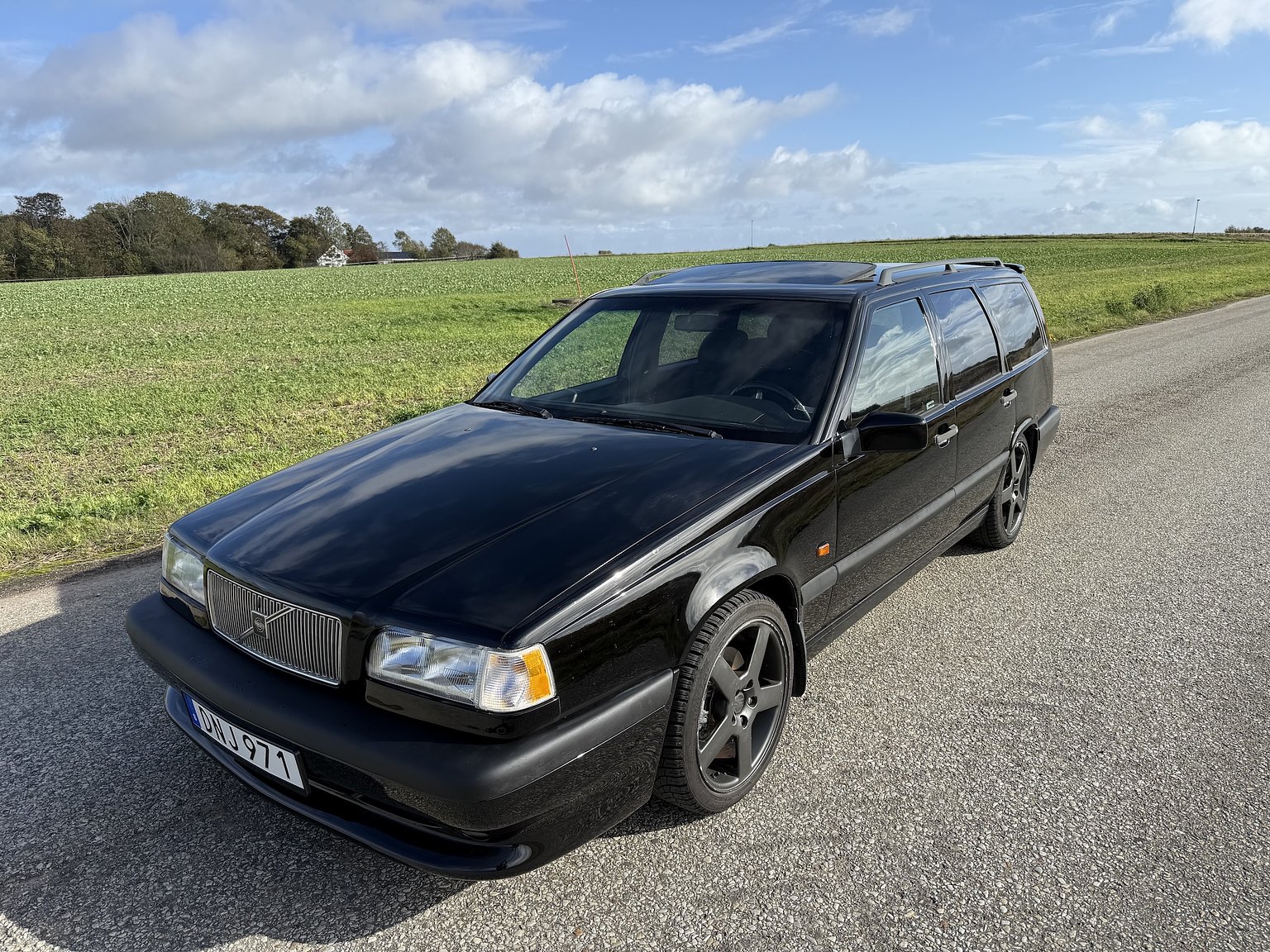 Exterior image of 1995 VOLVO 855 T5R T-5R
