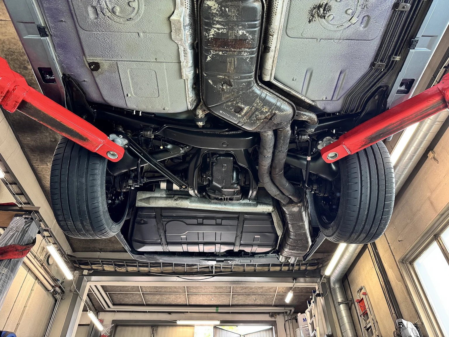 Image of 1993 BMW M5 Touring 3.8 Manual (35) mechanics