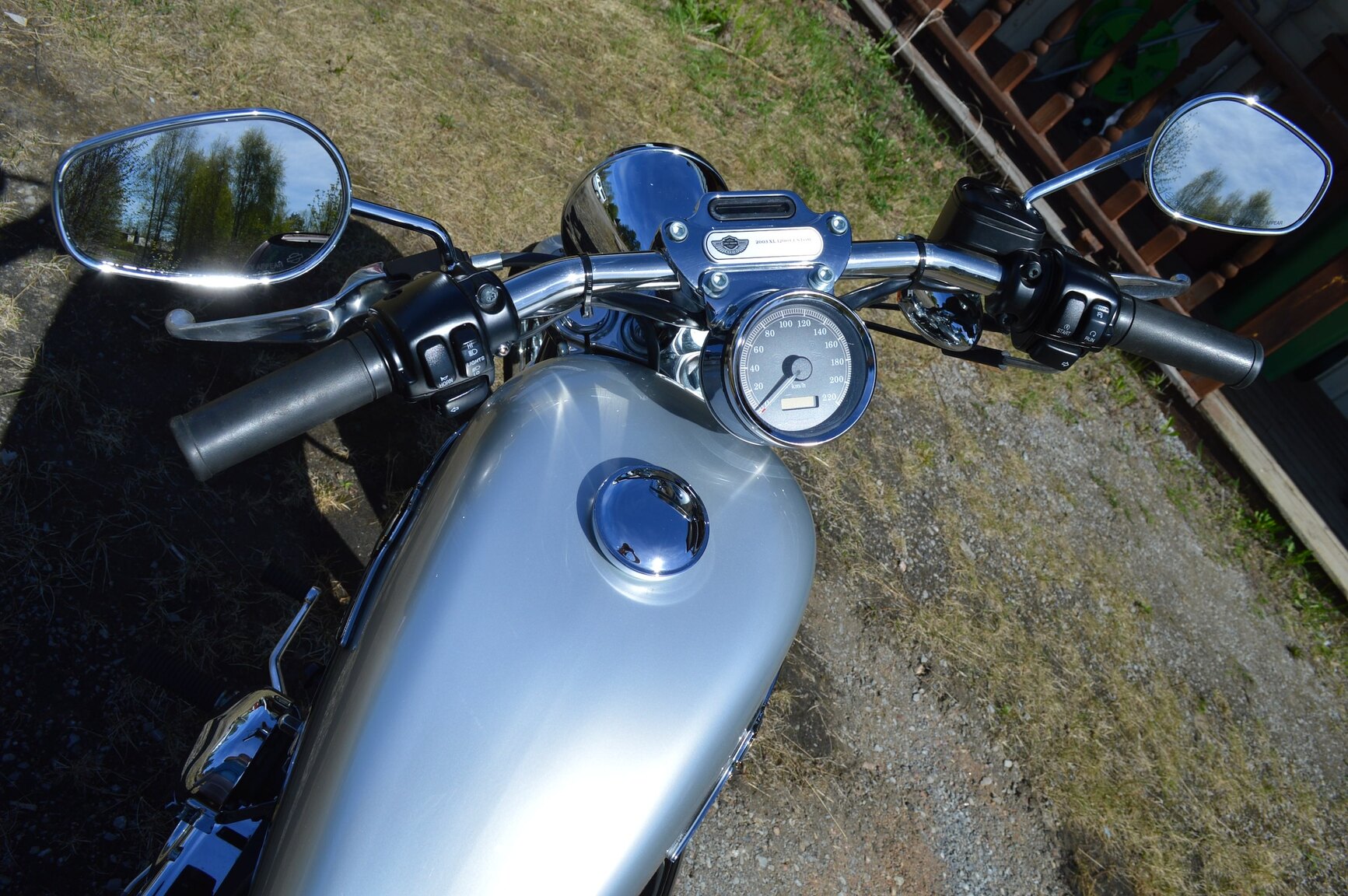 Exteriörbild på 2003 Harley-Davidson XL1200C 100 anniversary