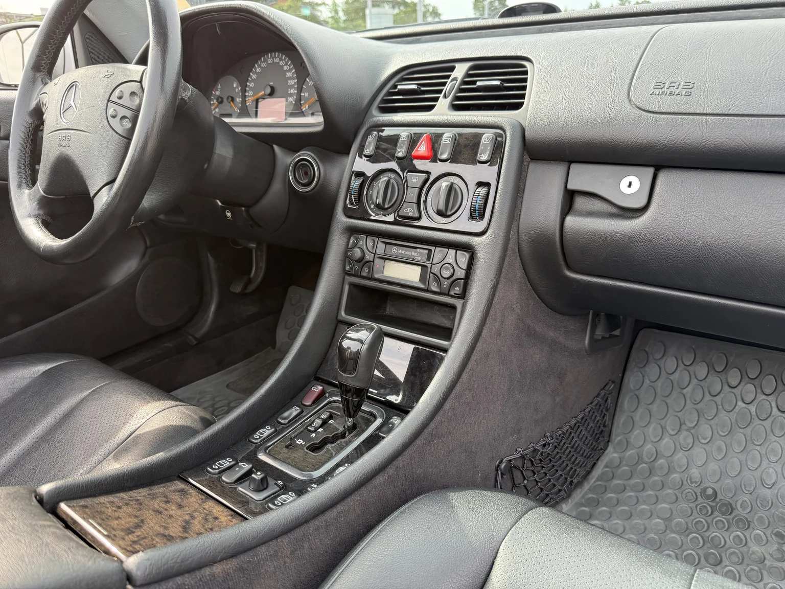 Interior image of 2001 MERCEDES-BENZ CLK 230 Kompressor Cabriolet (39)