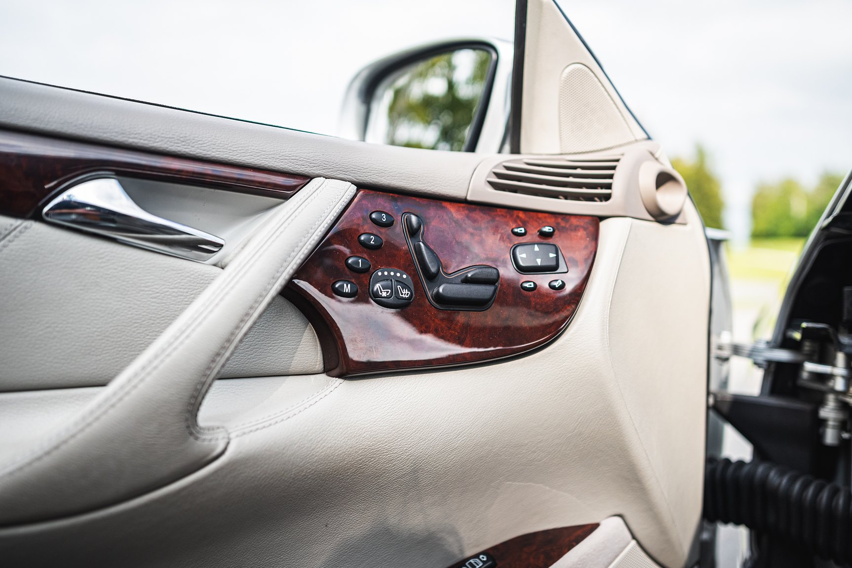 Interior image of 2000 Mercedes-Benz CL 500