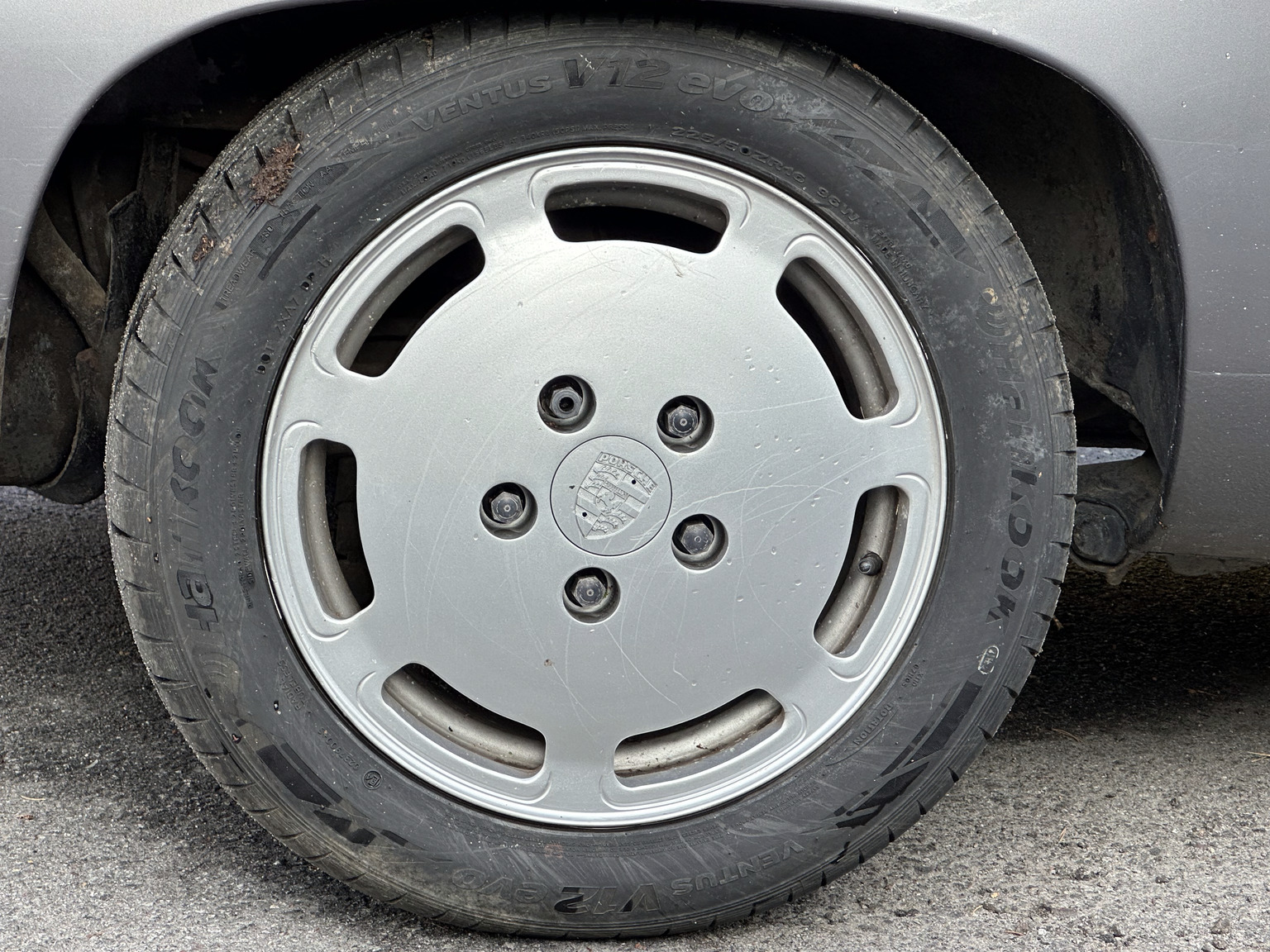 Exterior image of 1985 Porsche 928 (4)