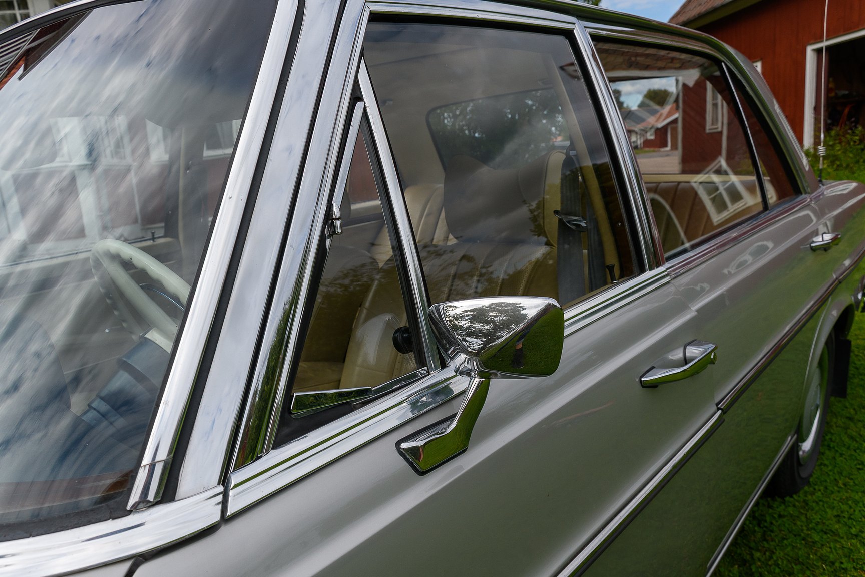 Exterior image of 1969 Mercedes-Benz 300 SEL