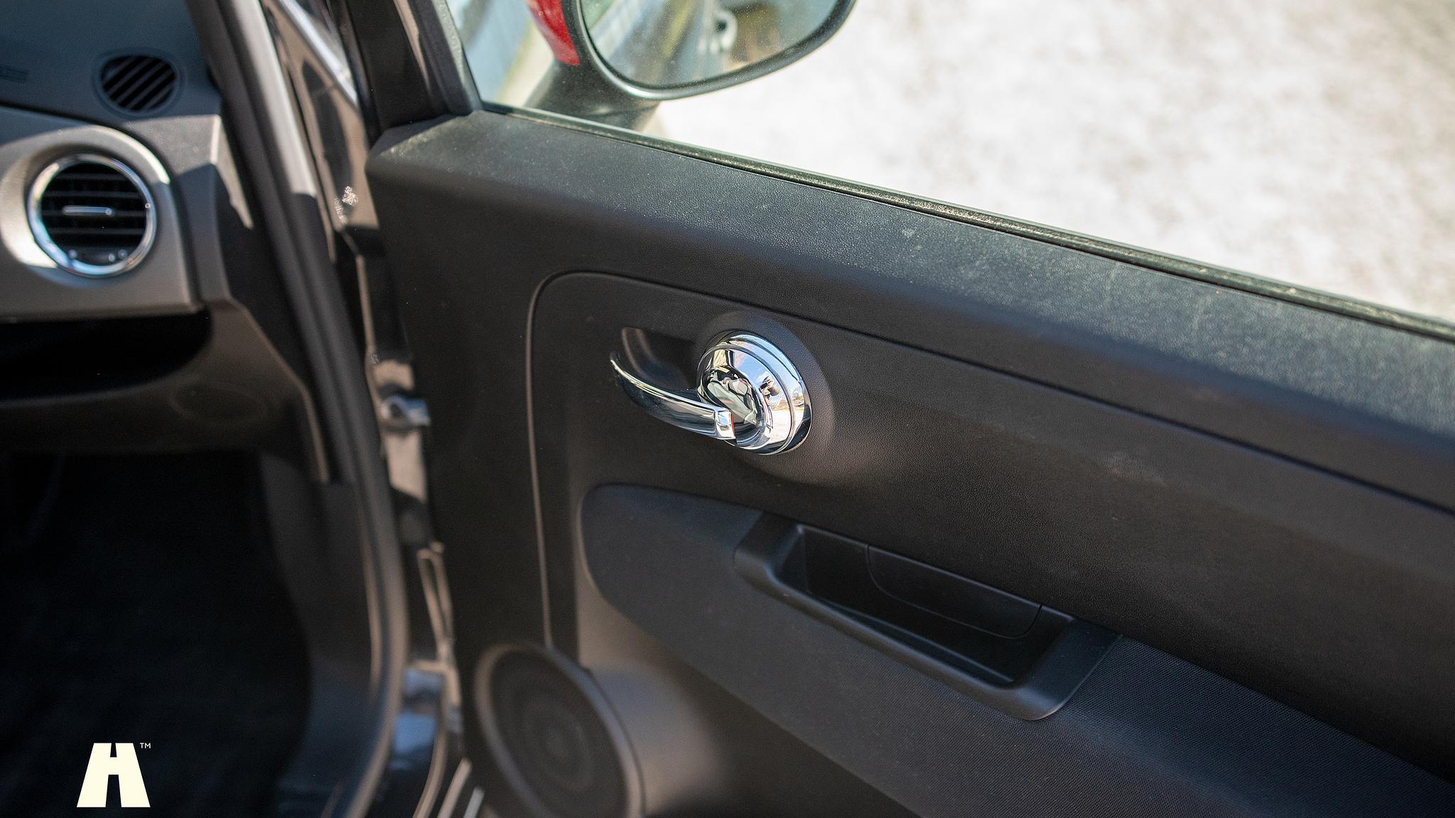 Innenraumfoto von 2016 Abarth 595 Competizione (9)