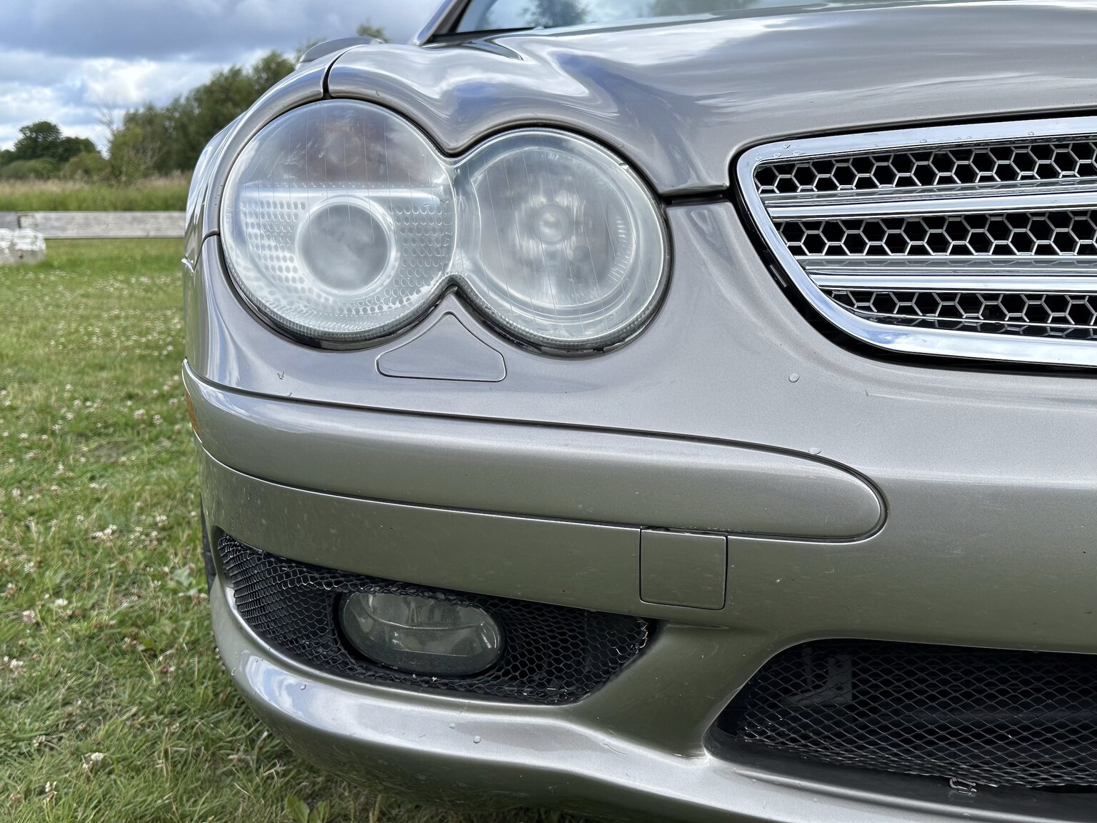 Exterior image of 2003 Mercedes Benz SL 500