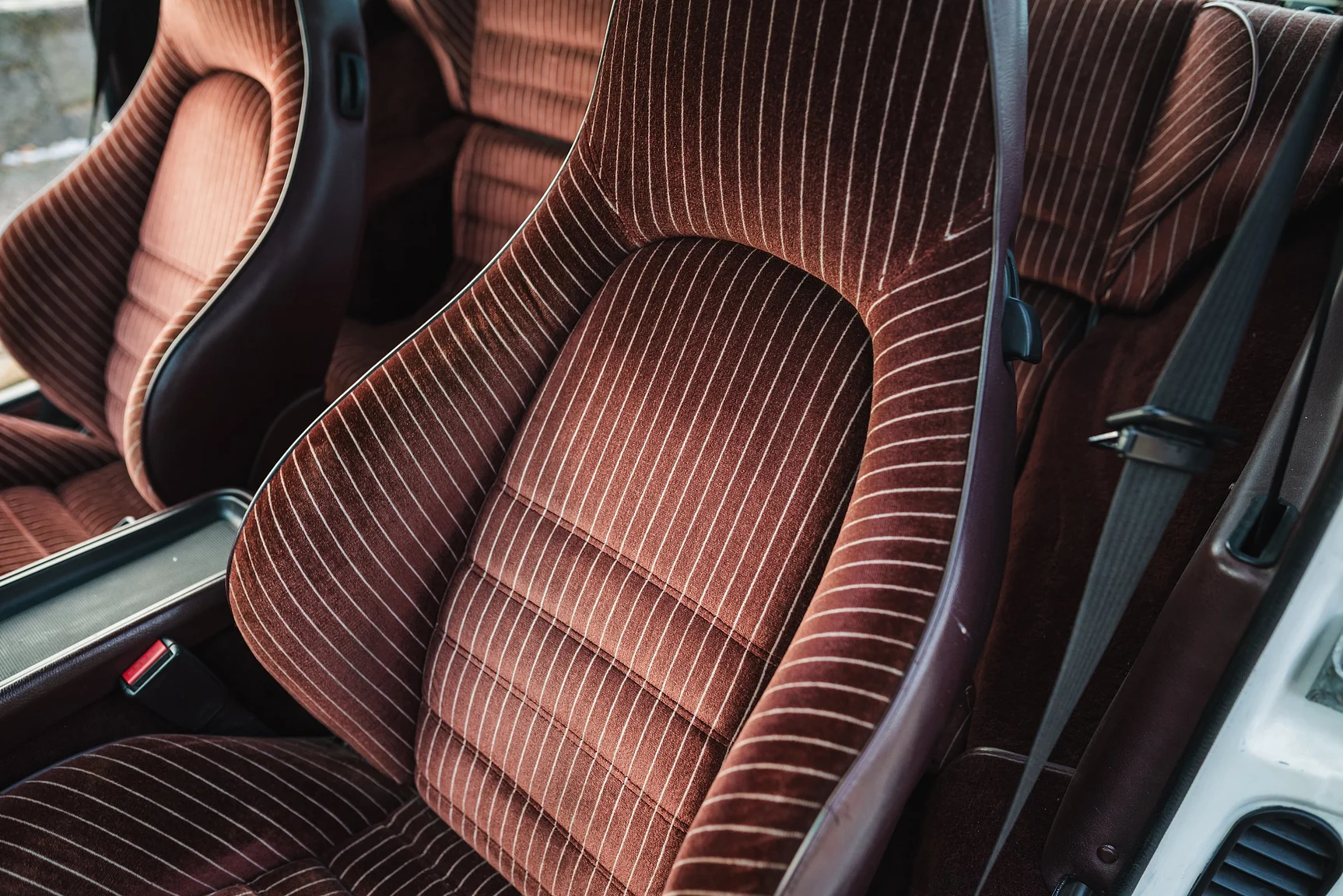 Interior image of 1986 Porsche 944R (11)