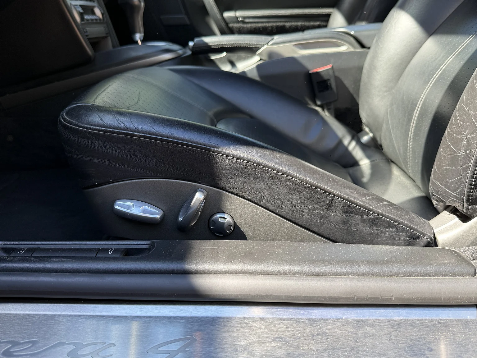 Innenraumfoto von 2008 Porsche 911 Carrera 4 (40)