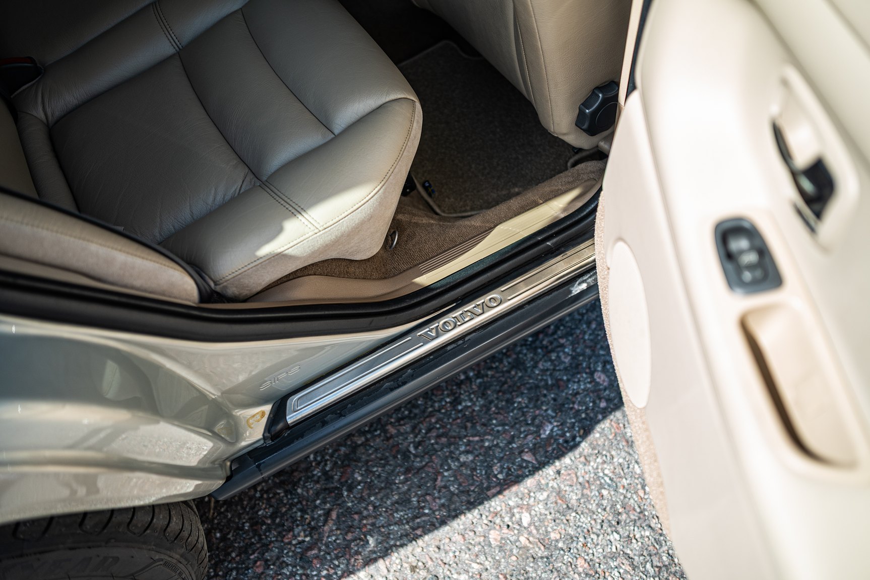 Interior image of 2000 Volvo V70 XC 2.4 T AWD 