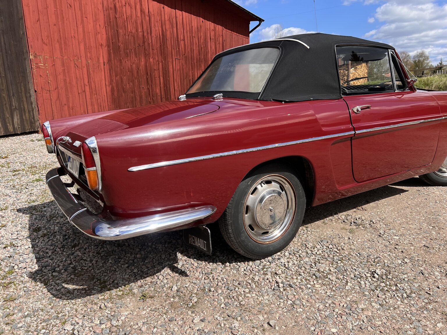 Exterior image of 1967 Renault Caravelle Coupé