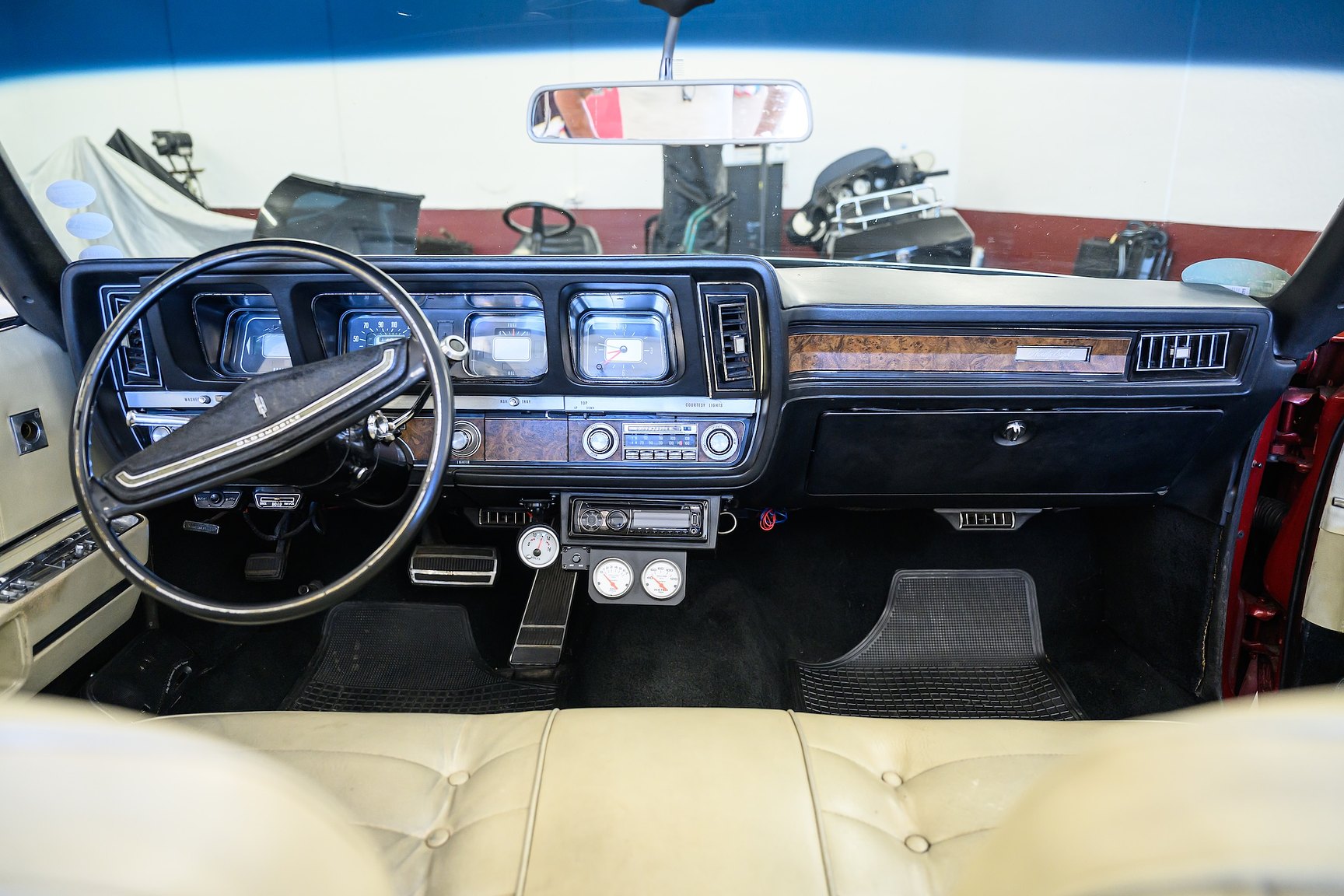 Innenraumfoto von 1970 Oldsmobile Ninety-Eight Convertible 7.5 V8
