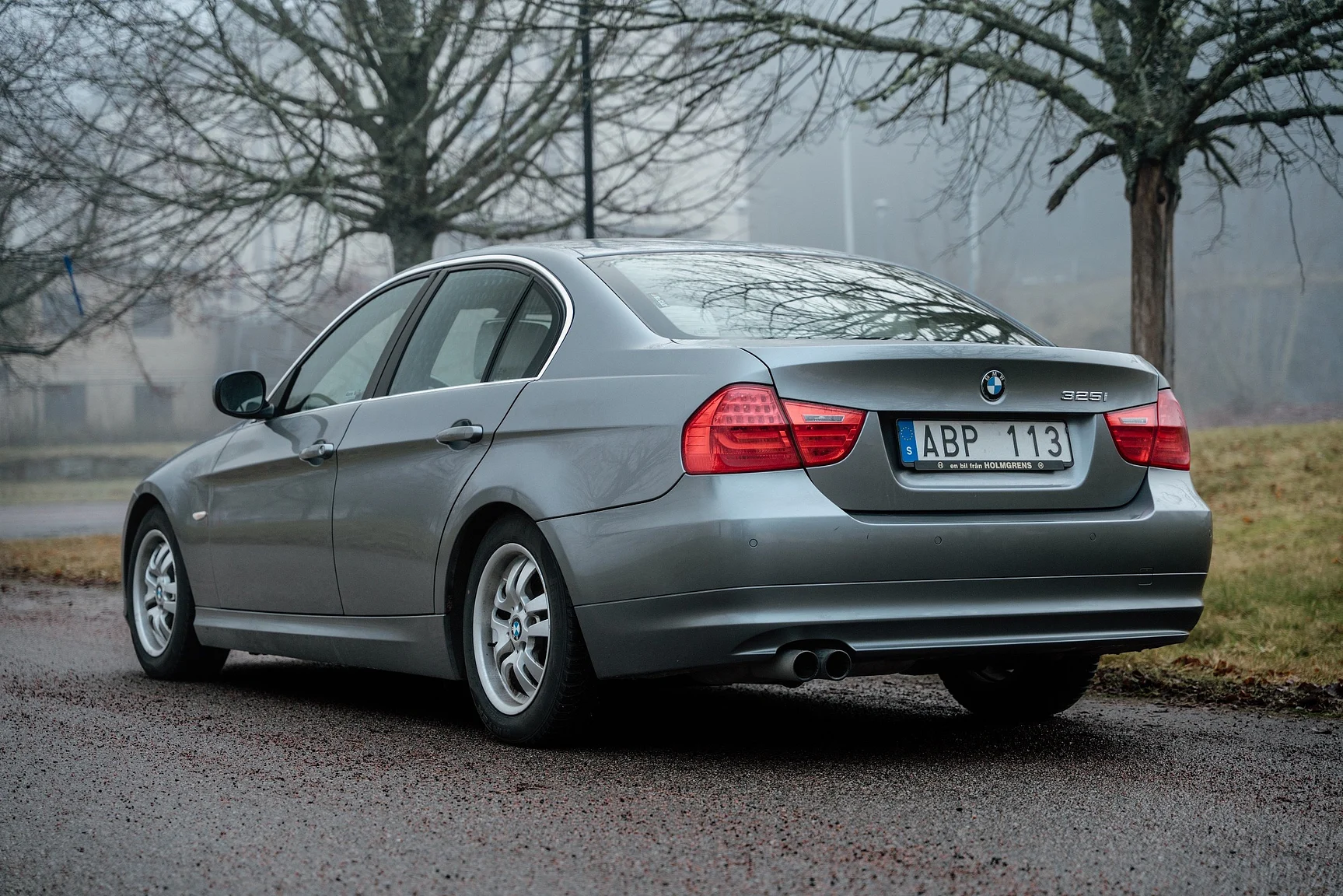 Exterior image of 2010 BMW 325i Sedan (19)