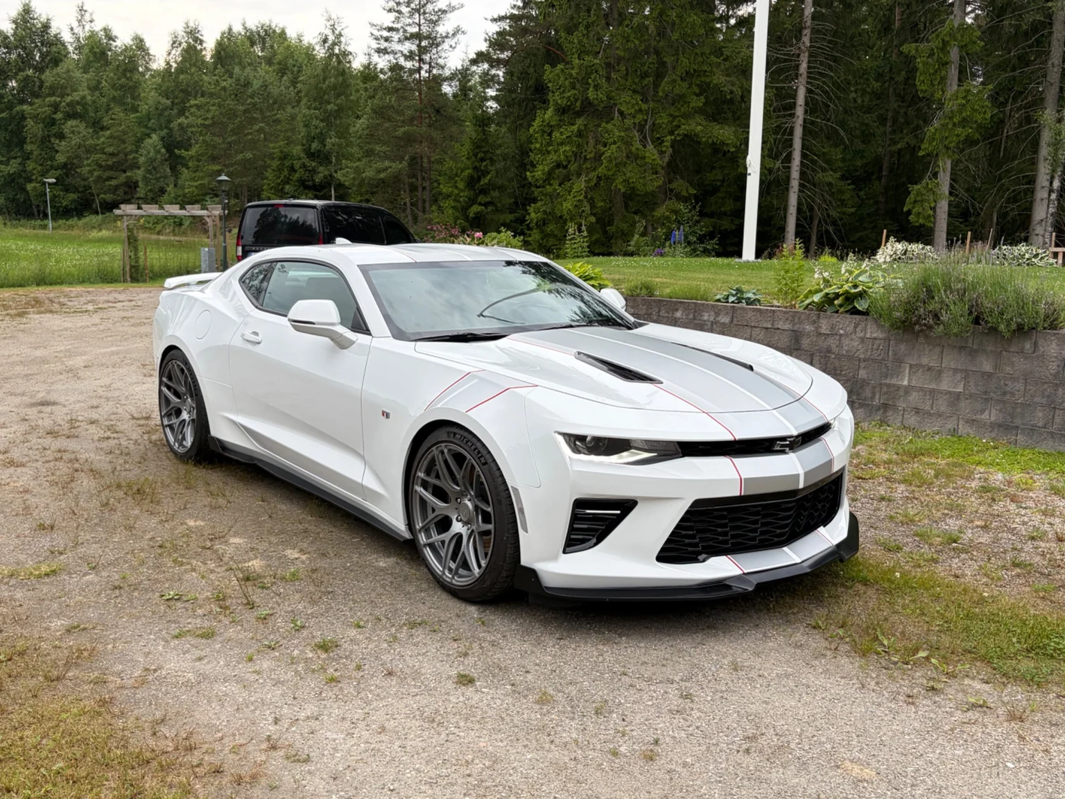 Exterior image of 2017 Chevrolet Camaro SS (10)