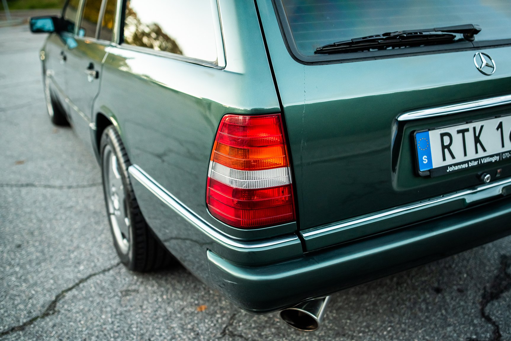 Exterior image of 1996 MERCEDES-BENZ E 320 T