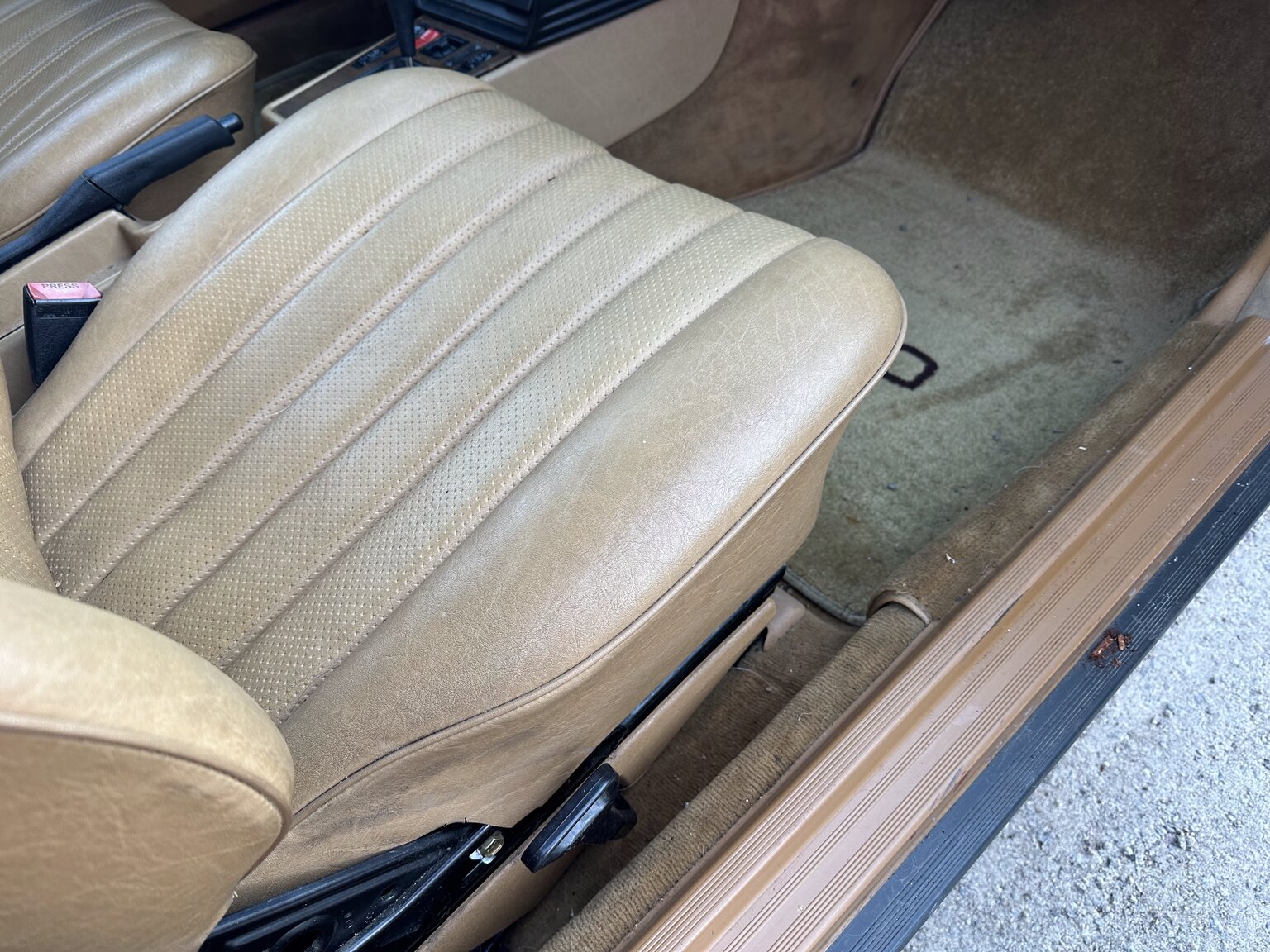 Innenraumfoto von 1988 Mercedes-Benz 190 E 2.3 (34)