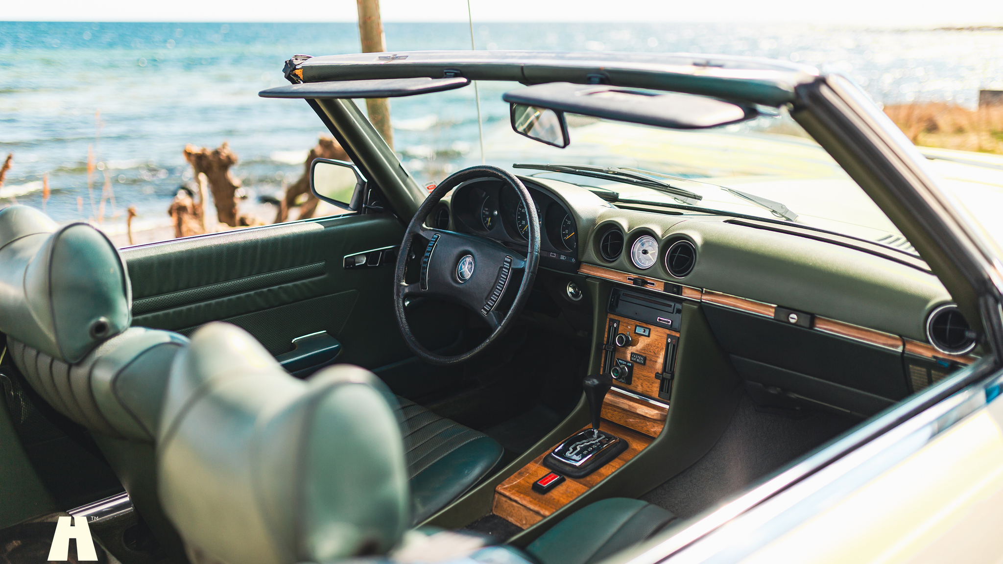 Interior image of 1972 Mercedes-Benz 350 SL (1)
