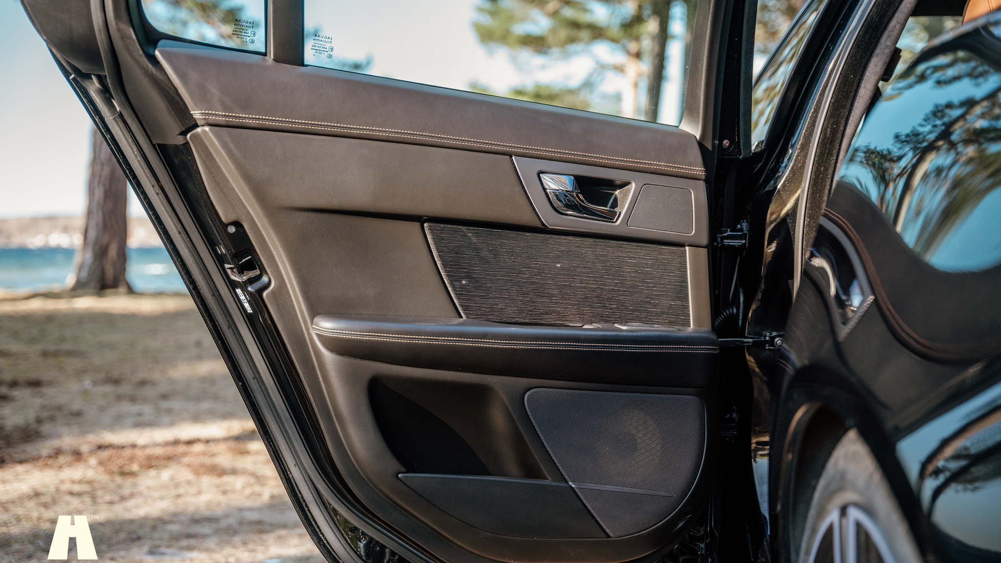 Interior image of 2010 Jaguar XFR (22)