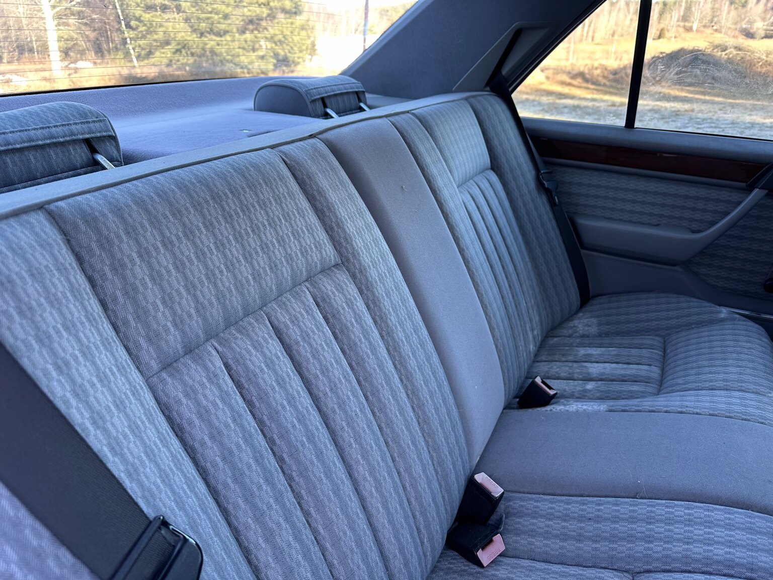 Innenraumfoto von 1990 Mercedes-Benz 200 E