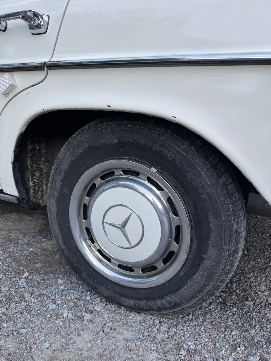 Exteriörbild på 1972 Mercedes-Benz 200 (44)