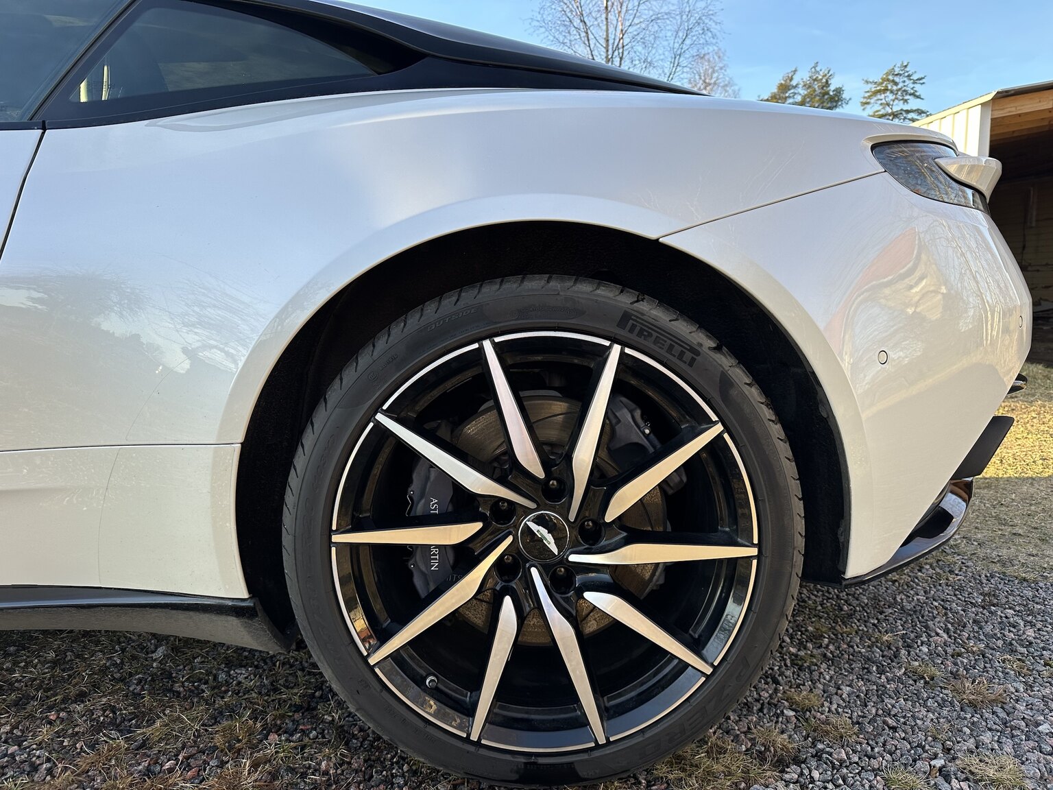 Exteriörbild på 2018 Aston Martin DB11