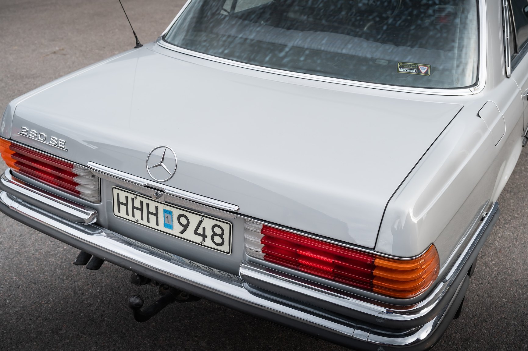 Exterior image of 1975 Mercedes-Benz 280 SE 