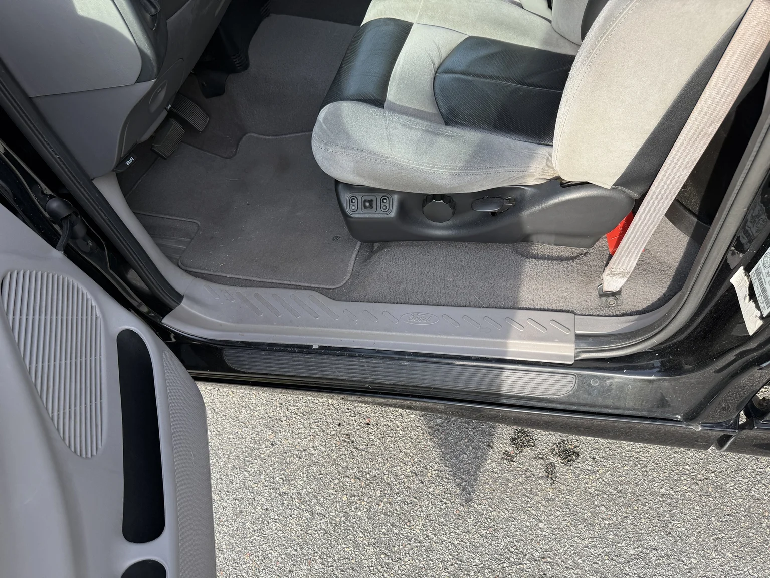 Interior image of 2002 Ford F-150 SVT Lightning (8)