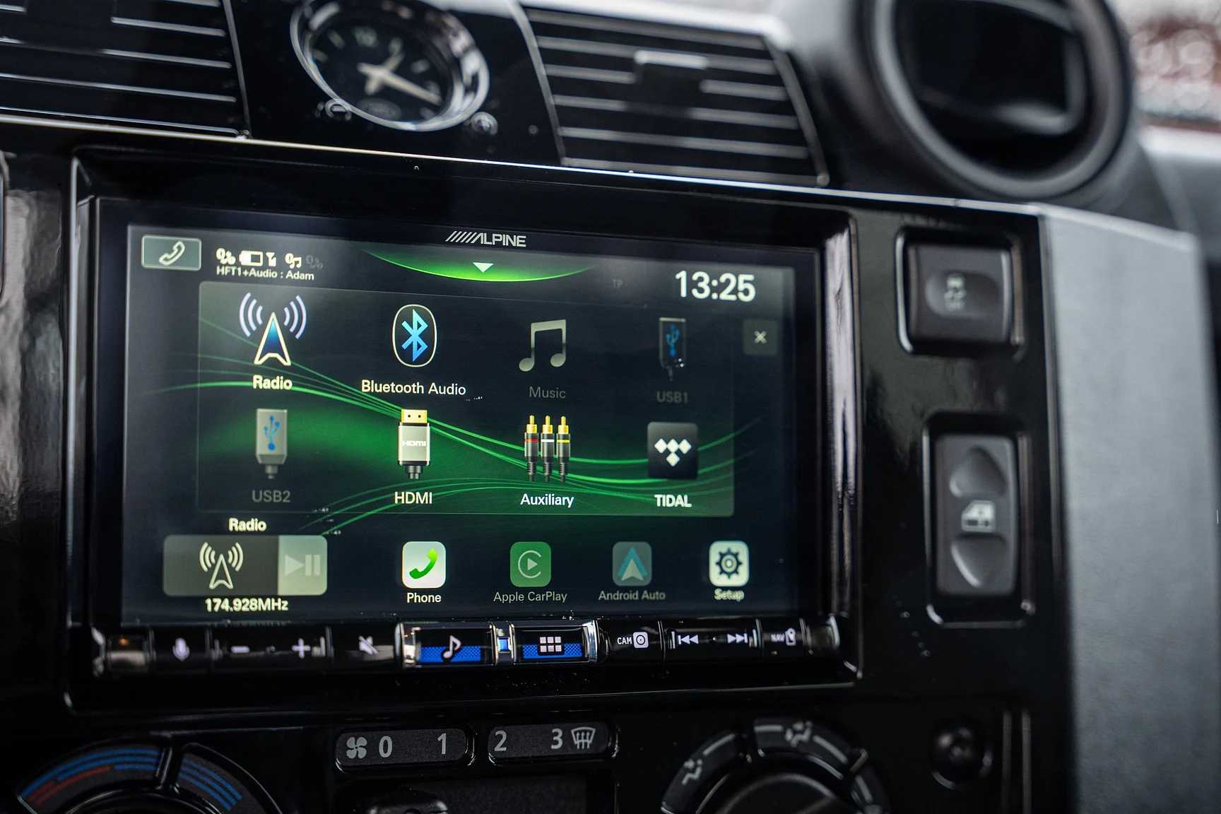 Innenraumfoto von 2015 Land Rover Defender 90 Special (13)