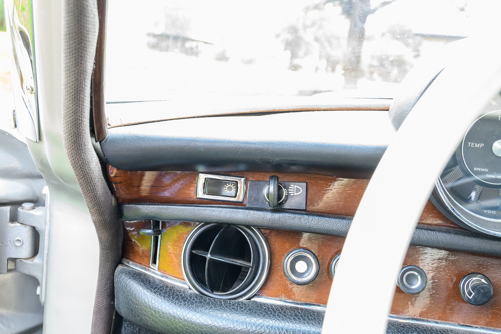 Interior image of 1969 Mercedes-Benz 300 SEL