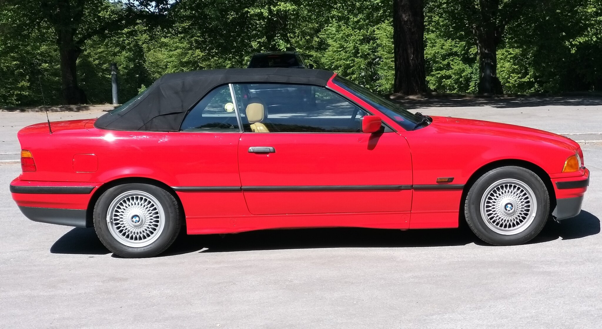 Exterior image of 1994 BMW 325iA Convertible