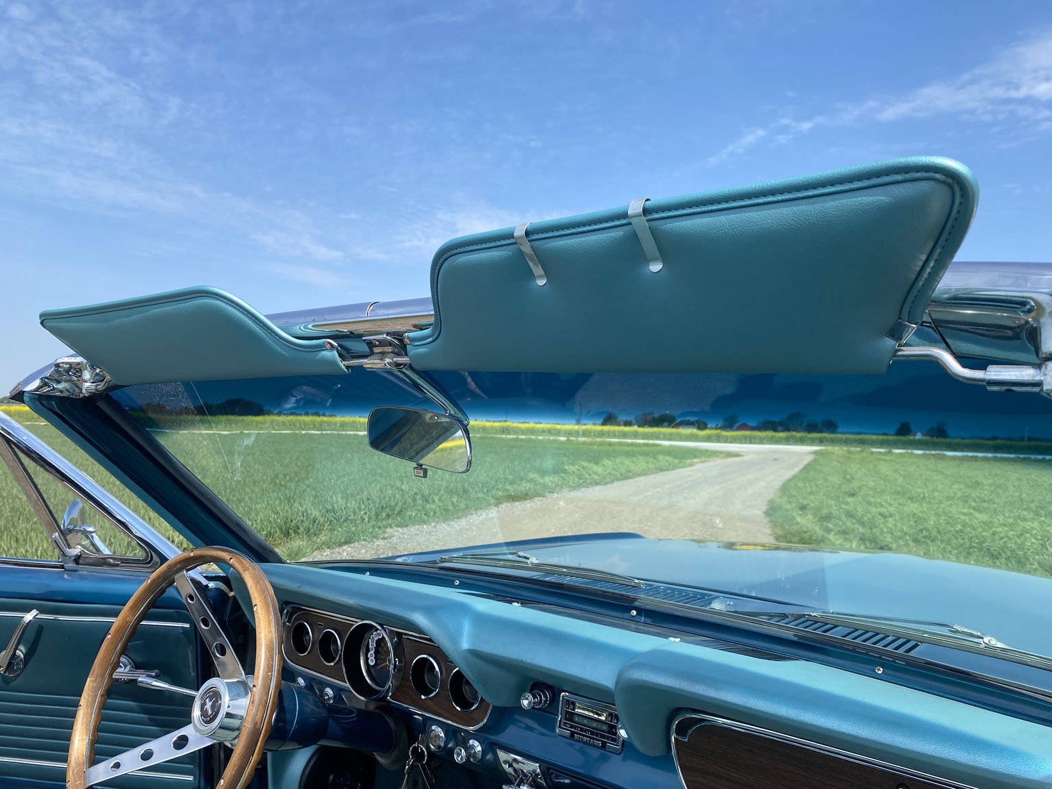 Interior image of 1966 Ford Mustang 289 Cabriolet (25)