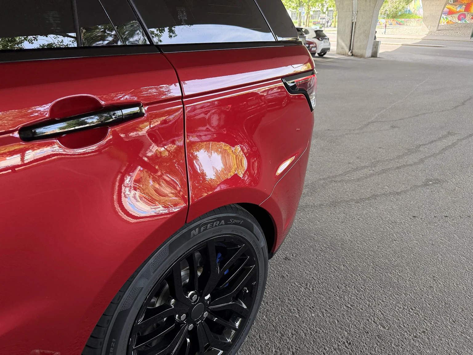 Exteriörbild på 2017 Range Rover Sport SVR (69)