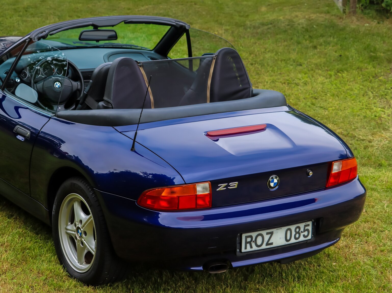 Exterior image of 1999 BMW Z3 1.9i