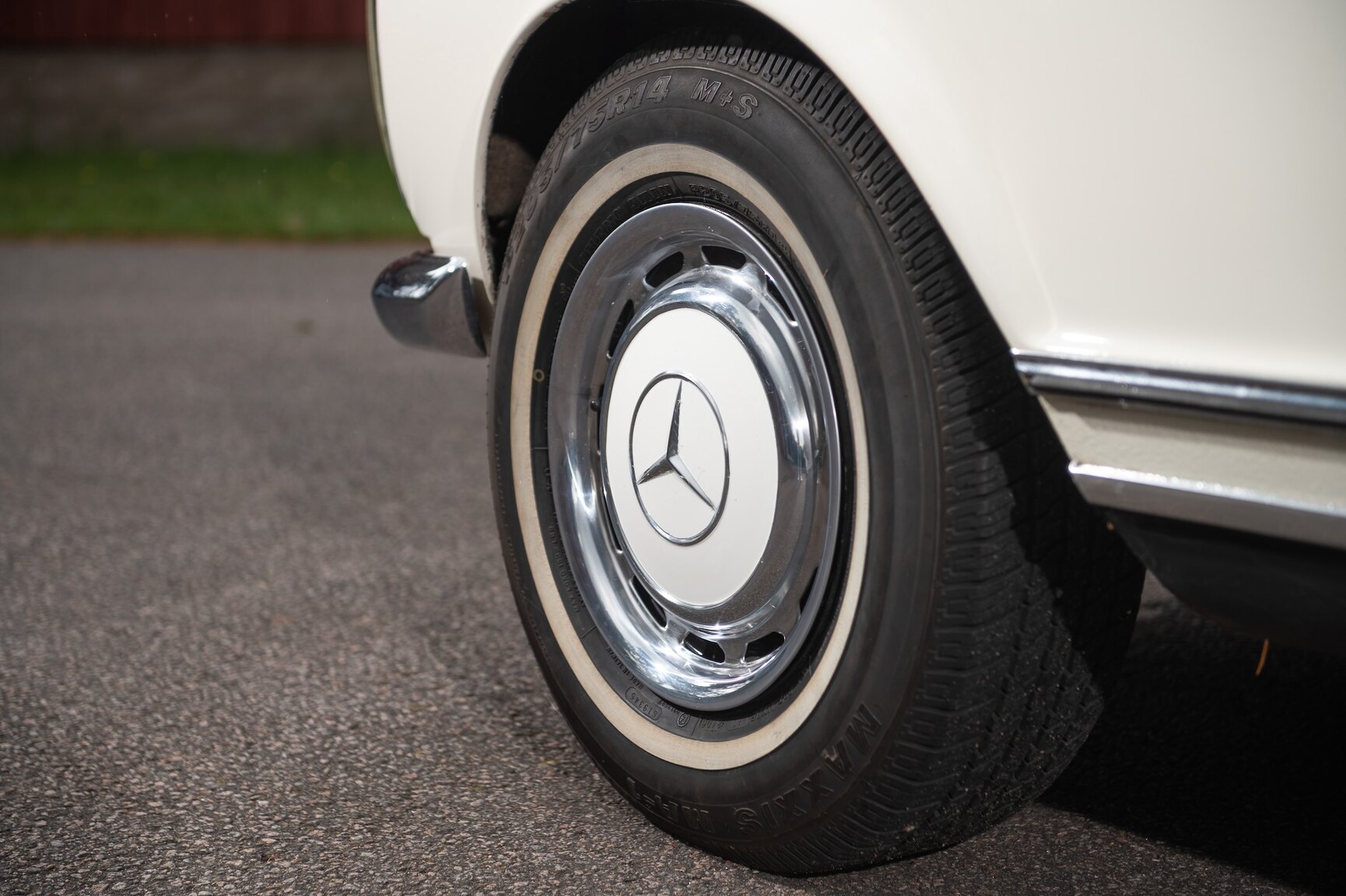 Exteriörbild på 1968 Mercedes-Benz 280 SL Pagoda (66)